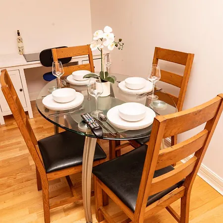 Apartment 2 Bed 2 Bath Centre With Balcony *