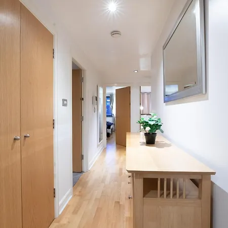 2 Bed 2 Bath Centre With Balcony Apartment *